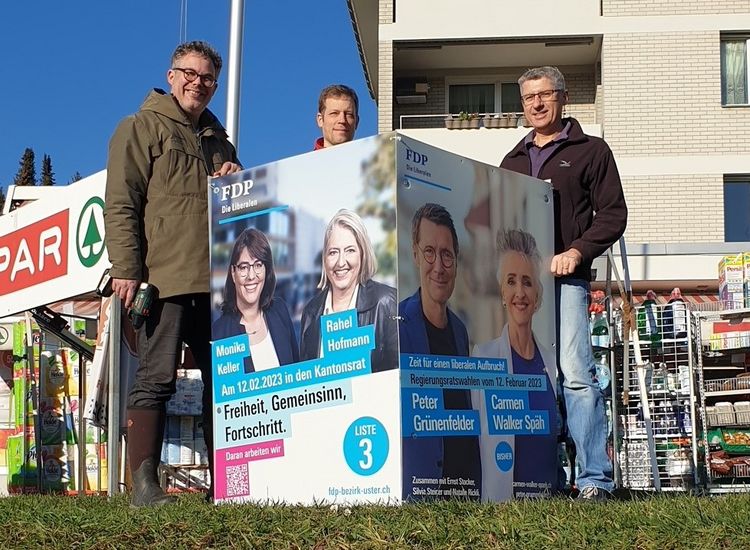 Martin Hermann, Thomas Kuhn und Denis Hofmann beim Wahlplakate aufstellen.
